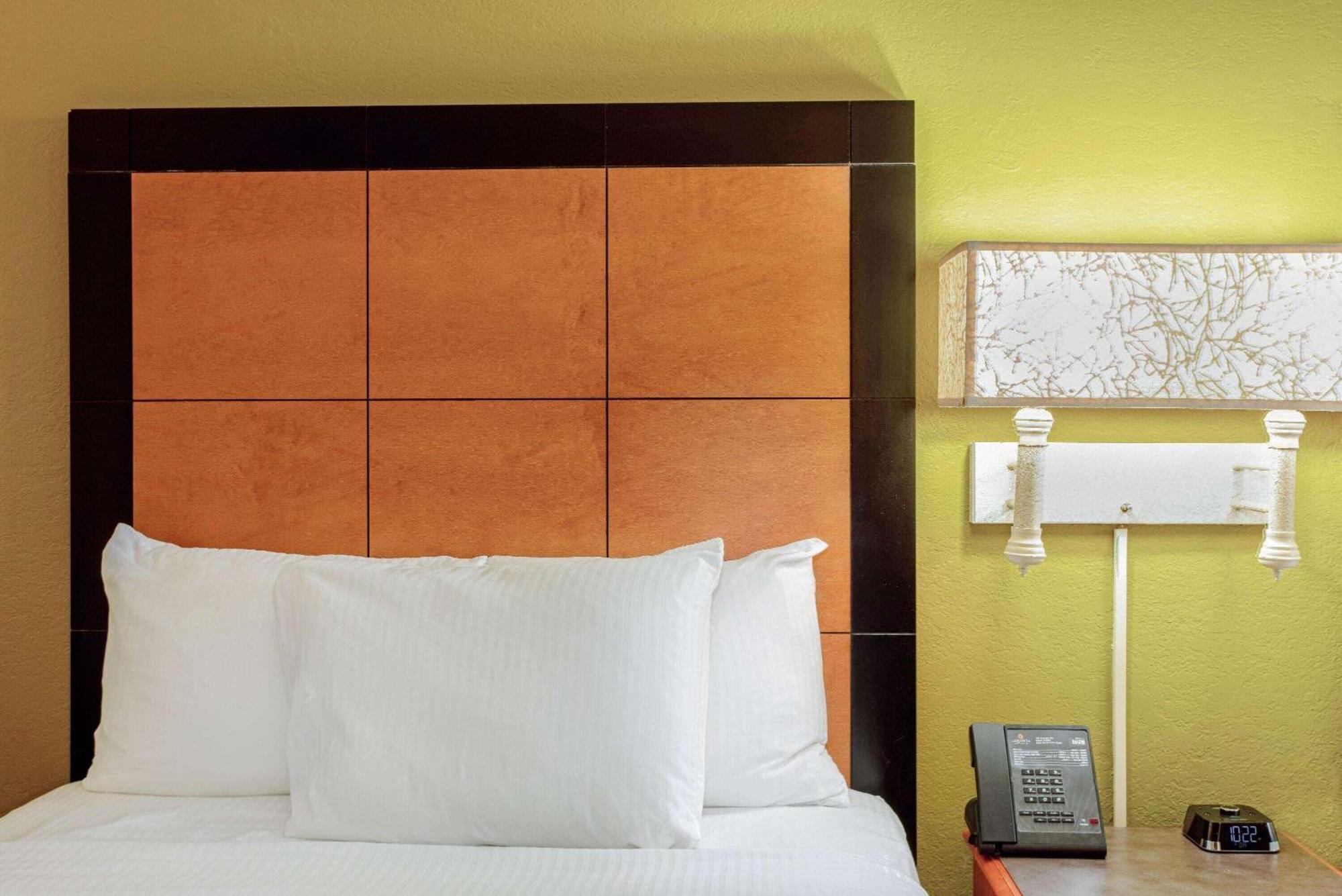 La Quinta Inn By Wyndham Orlando Airport West Bagian luar foto